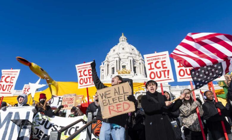 Црвене и плаве државе се даље удаљавају по питању спровођења имиграције: НПР Црвене и плаве државе се даље удаљавају по питању спровођења имиграције: НПР