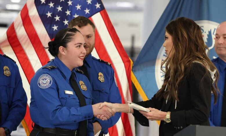 Домаћа безбедност суспендује ТСА ПреЦхецк и Глобал Ентри безбедносне програме аеродрома: НПР Домаћа безбедност суспендује ТСА ПреЦхецк и Глобал Ентри безбедносне програме аеродрома: НПР