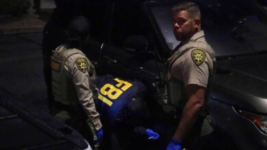 Чини се да ДНК из рукавице у близини Гатријеве куће одговара рукавици коју носи осумњичени: НПР Чини се да ДНК из рукавице у близини Гатријеве куће одговара рукавици коју носи осумњичени: НПР