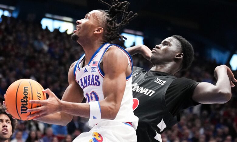 Синсинати шокирао Канзас историјском победом на Фог Алену упркос пуној утакмици Дарина Петерсона Синсинати шокирао Канзас историјском победом на Фог Алену упркос пуној утакмици Дарина Петерсона