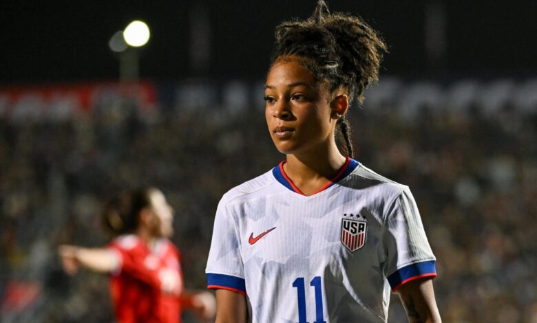 Цроик Бетхуне, Цлаире Хуттон мењају оцене: КЦ Цуррент, Баи ФЦ ланд старс