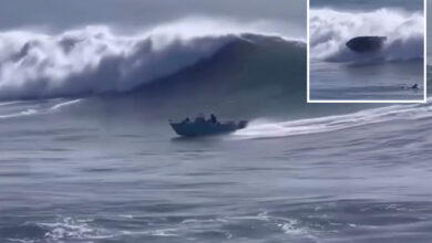 Драматични видео приказује шесточлану породицу избачену из чамца након што је наишла на огроман талас