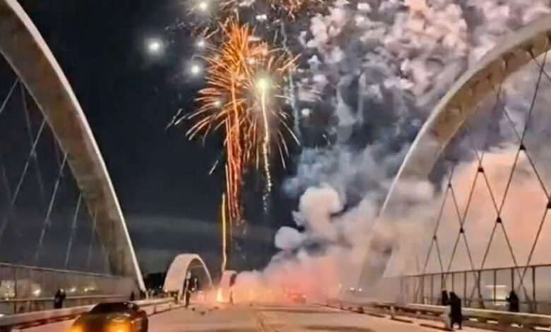 Кнуцклехеадс приређују илегални ватромет на култном ЛА мосту — опет: вирални видео