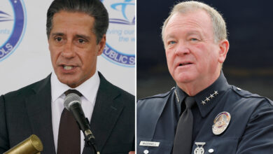 Уједињени надзорник Лос Анђелеса Алберто Карваљо је критичар ИЦЕ, шеф ЛАУСД-а Џим Мекдонел жели да студенти протестују да се охладе Уједињени надзорник Лос Анђелеса Алберто Карваљо је критичар ИЦЕ, шеф ЛАУСД-а Џим Мекдонел жели да студенти протестују да се охладе