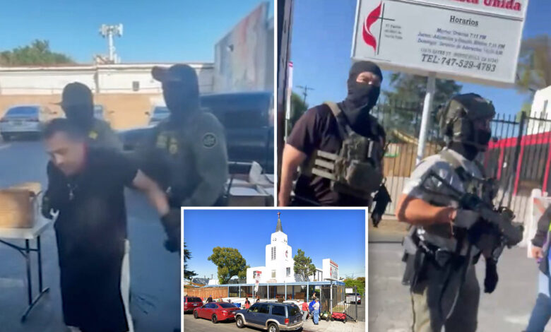 На снимку се види како агенти ИЦЕ-а јуре илегалне имигранте у црквеној цркви у Лос Анђелесу На снимку се види како агенти ИЦЕ-а јуре илегалне имигранте у црквеној цркви у Лос Анђелесу