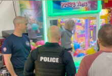 Неустрашиви малишан из Мисурија спашен је из машине за канџе након што се заглавио унутра, ужасујући родитељи