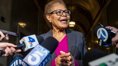 Љути Ангеленос позива Карен Бас да поднесе оставку након изјаве о шефу Олимпијских игара ЛА28 Кејси Васерман