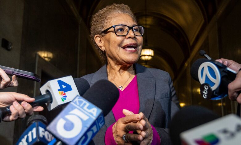 Љути Ангеленос позива Карен Бас да поднесе оставку након изјаве о шефу Олимпијских игара ЛА28 Кејси Васерман