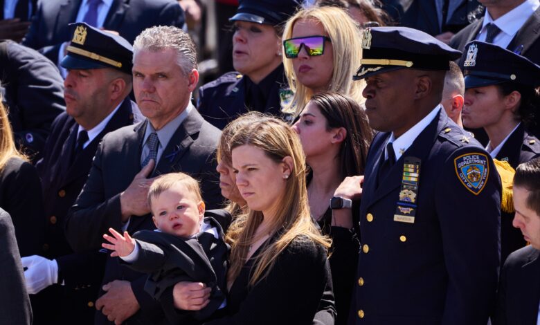 „Никад не бледи“, каже удовица која је изгубила мужа из полиције Њујорка