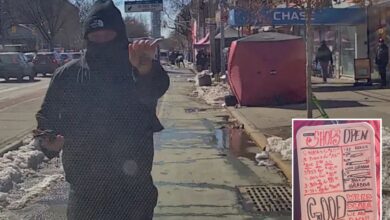 Агро дилери бацају траву из шатора дуж ужурбаног њујоршког тротоара – изазивајући гнев због „иглуа дроге“ Агро дилери бацају траву из шатора дуж ужурбаног њујоршког тротоара – изазивајући гнев због „иглуа дроге“