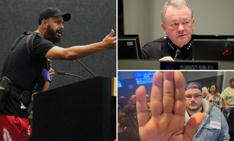 Састанак ЛАПД-а поново се срушио у хаос док демонстранти који вређају увреде узвикују главног комесара