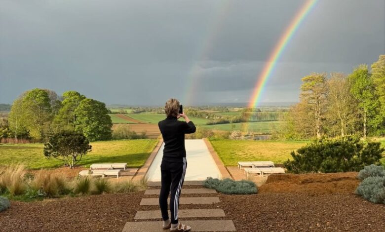 Елен Деџенерес купила калифорнијску вилу од 27 долара месецима након страха због Трампа, преселила се у Велику Британију: извештај Елен Деџенерес купила калифорнијску вилу од 27 долара месецима након страха због Трампа, преселила се у Велику Британију: извештај